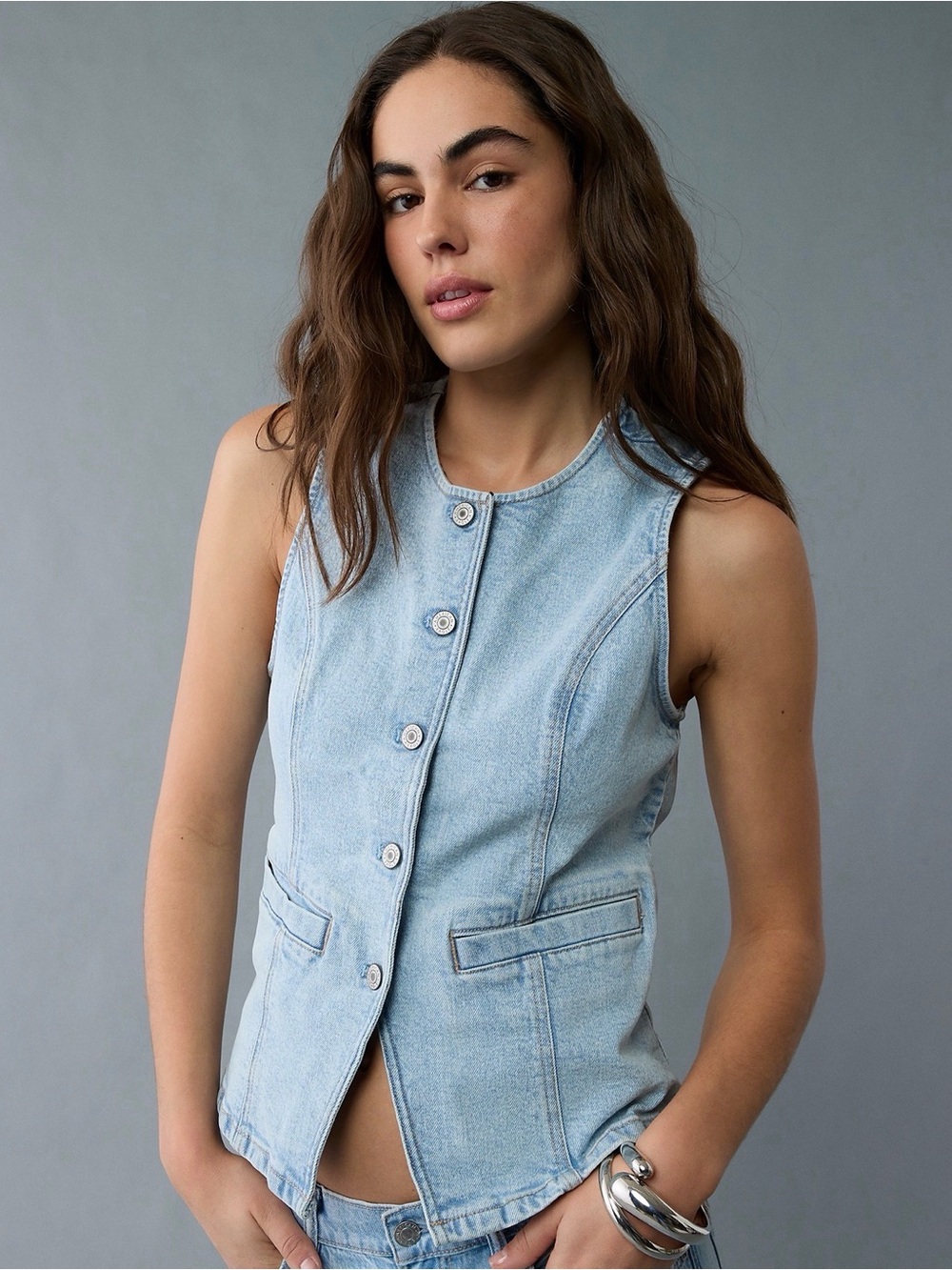 American Eagle Women’s Crew Neck, Button Up Denim Vest in Light Wash. Size Small